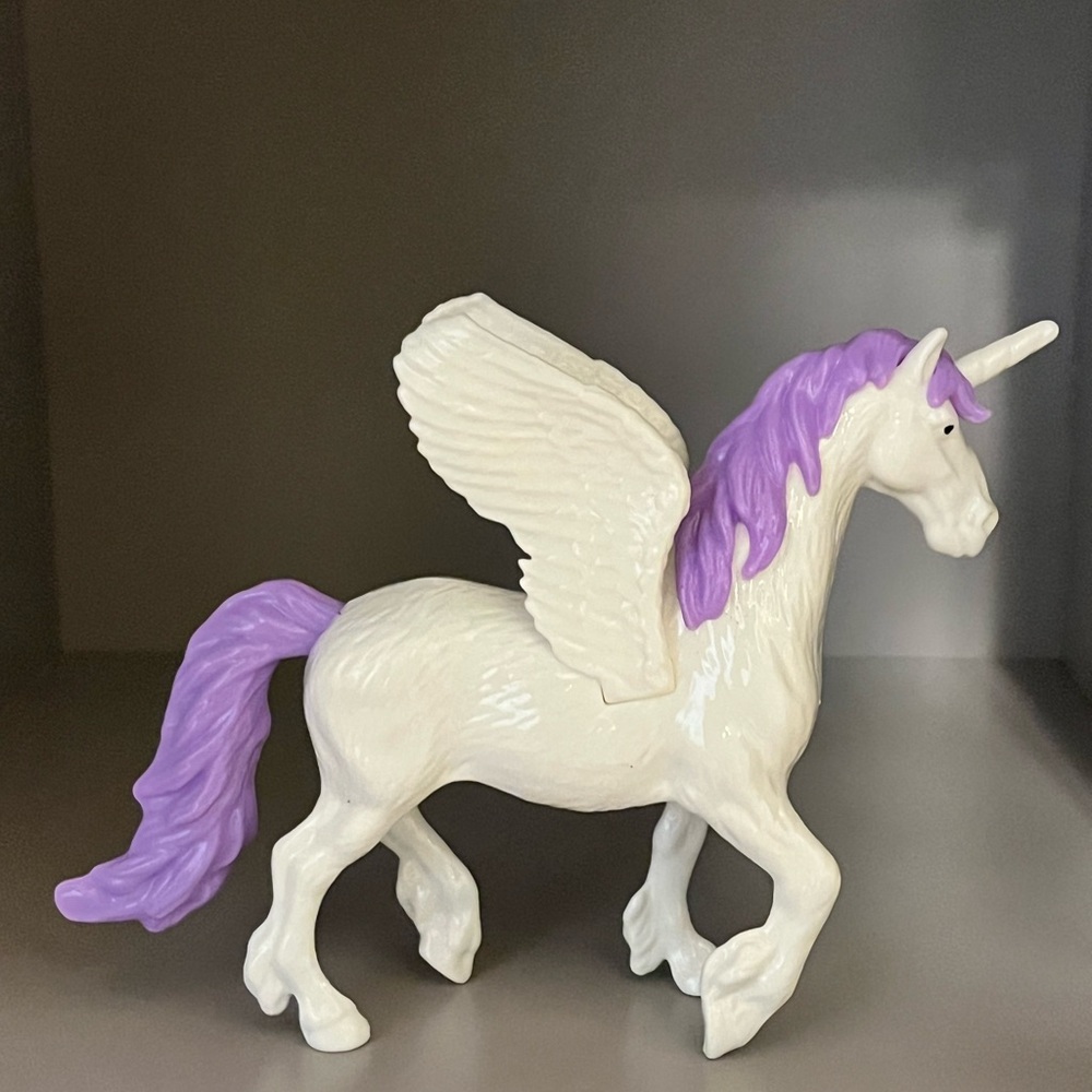 Greenbrier WhitePlastic
Pegasus Unicorn 5.5"
Toy White/Purple